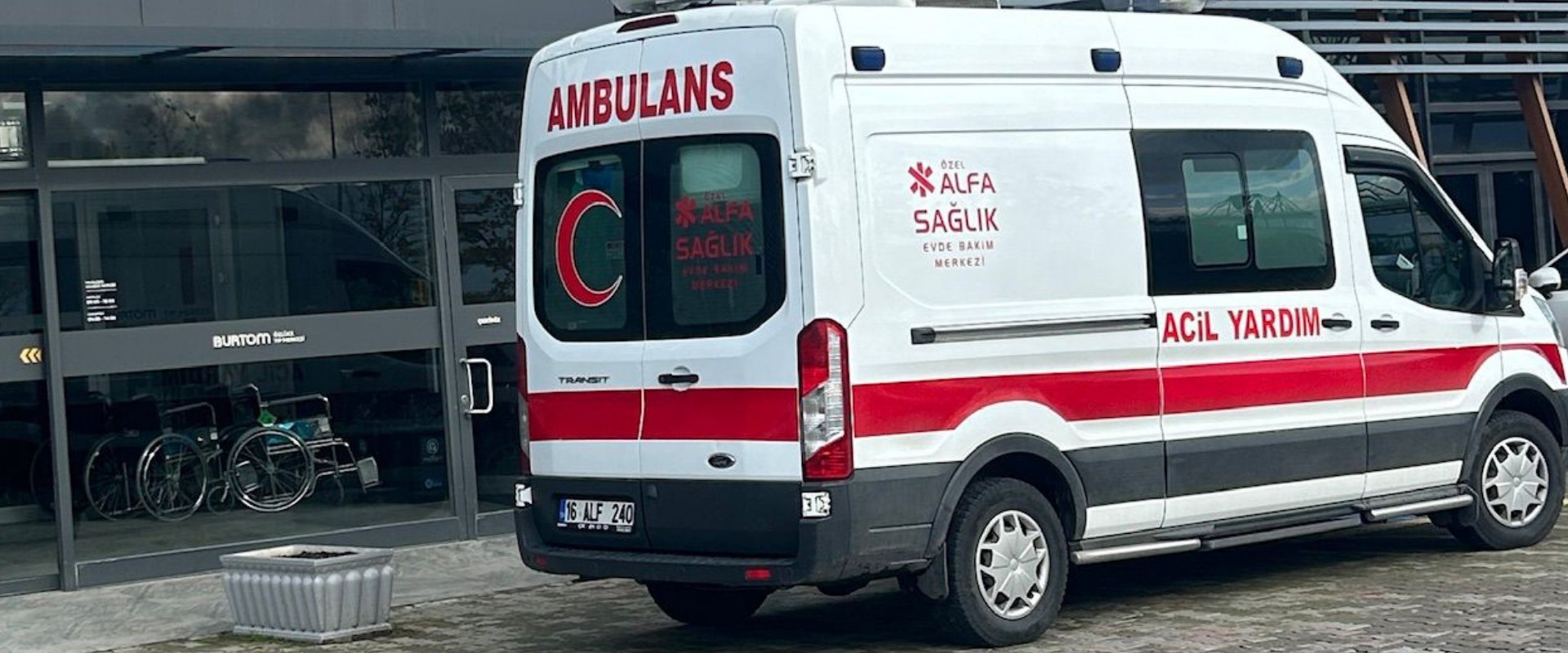 Alfa Sağlık ambulansı Bursa’da bir tıp merkezinin önünde planlı hasta nakli için beklerken